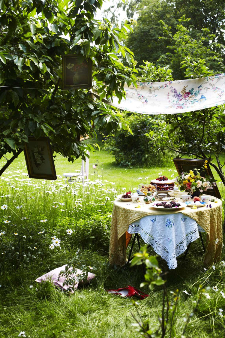 décoration garden-party -voile-ombrage-motifs-floraux-nappe-dentelle-candy-bar
