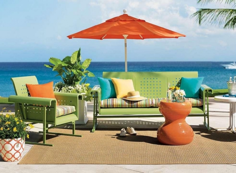 DIY déco jardin--canape-droit-parasol-orange-fauteuil-table-orange