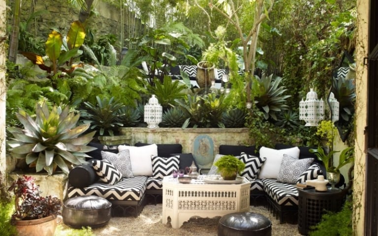  DIY déco jardin--canape-motif-chevron-coussins-ottoman-gravier-decoratif
