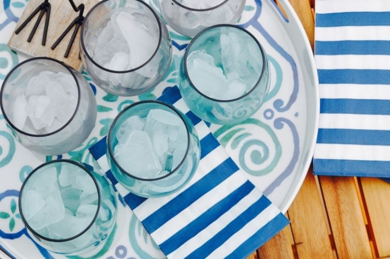 diy-deco-jardin--deco-marine-rayures-bleue-blanc-verres-cubes