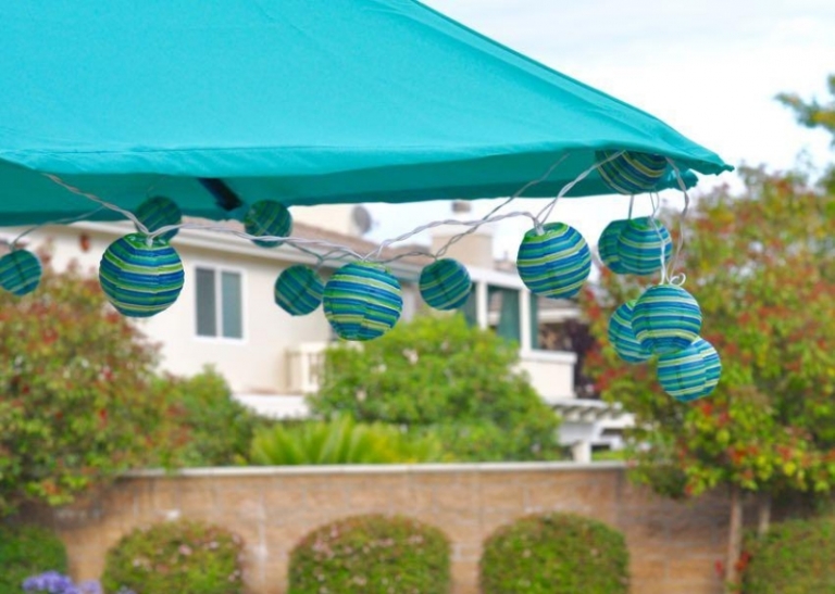 diy-deco-jardin--guirlande-lumineuse-boule-parasol-turquoise