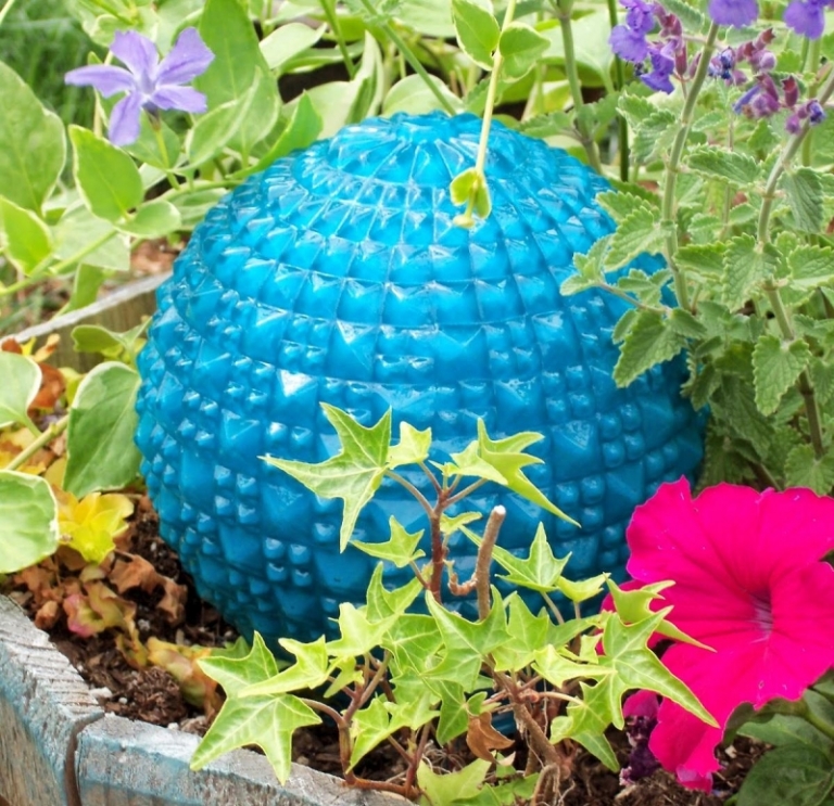 diy-deco-jardin--peturnias-boule-bleu