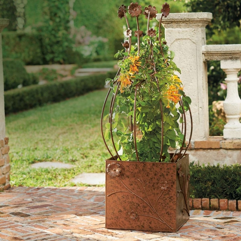 diy-deco-jardin--pots-fleurs-acier-corten-revetement-sol-briques