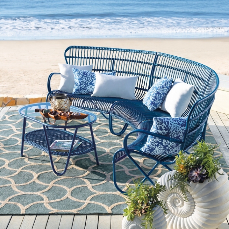 diy-deco-jardin--table-ovale-basse-bleu-tapis-vue-mer