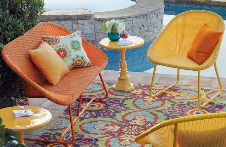 diy-deco-jardin--table-ronde-coussins-tapis-multicolore