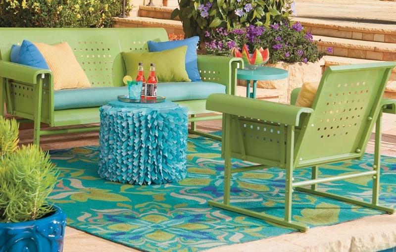 diy-deco-jardin--tapis-turquoise-table-ronde-basse-chaise-tout-confort