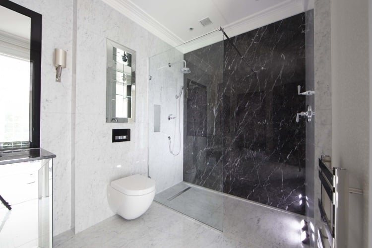 douche-italienne-paroi-fixe-murs-sol-marbre-noir-blanc