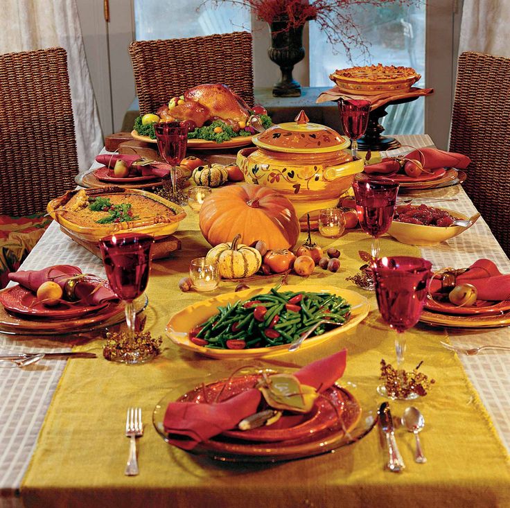 déco-automne-table-festive-vaiselle-terre-cuite-verres-rouges