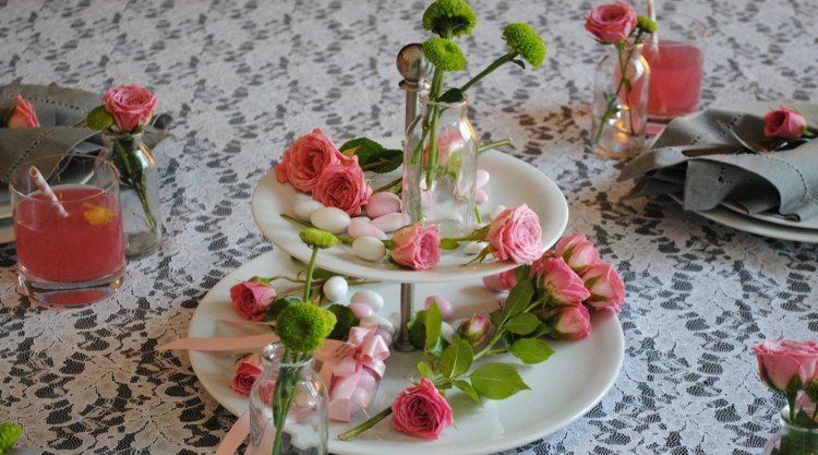 déco-de-table-ete-ambiance-romantique-roses-nappes