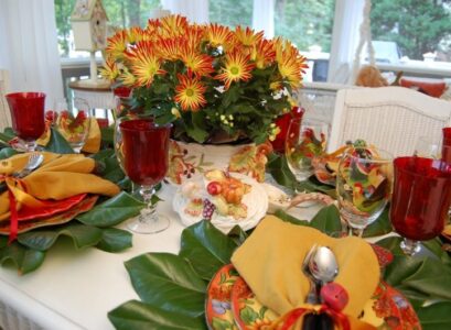 déco-de-table-ete-fleurs-nappe-feuillage