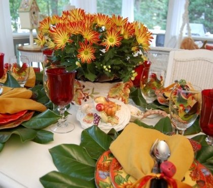 déco-de-table-ete-fleurs-nappe-feuillage