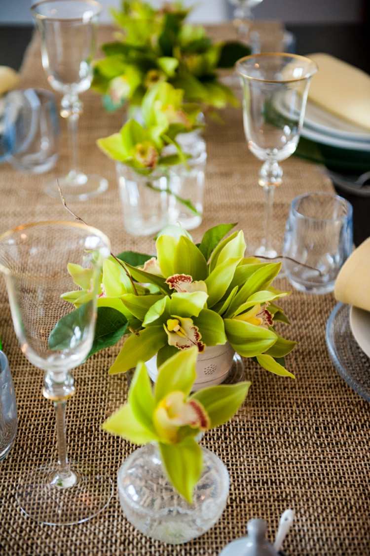 déco-de-table-ete-fleurs-vase-nappe-orchidees