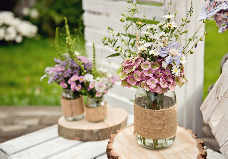 déco-mariage-champêtre-centre-table-fleurs-champs-hydrangea-vases-pots-verre-déco-ficelle