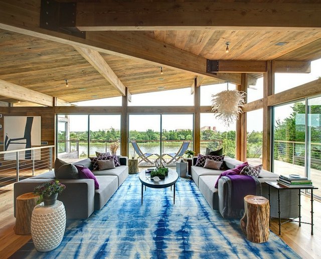 déco salon canapés modernes tapis bleu tronc arbre plafond