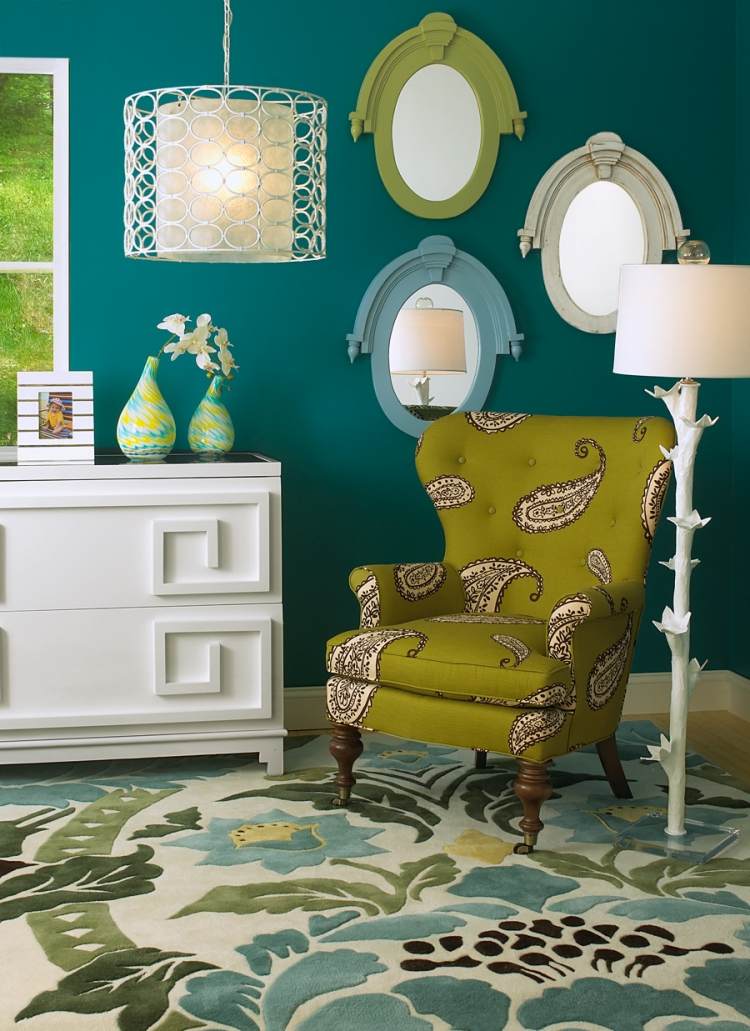 déco-salon-peinture-vert-canard-fauteuil-vert-olive-paisley-tapis-miroirs