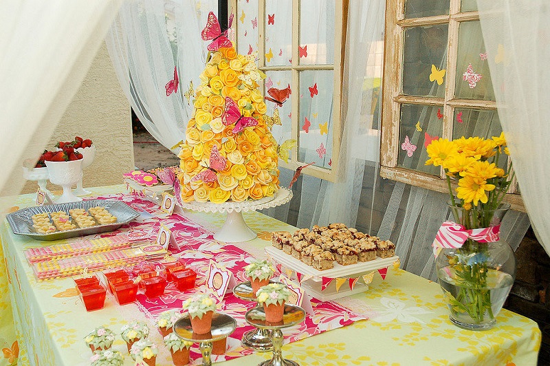 décoration anniversaire enfant- buffet en couleurs chaleureuses