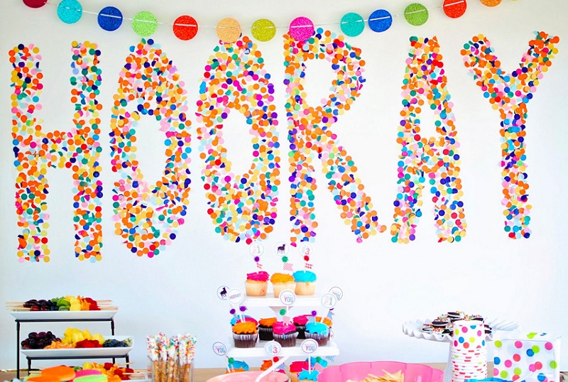 décoration anniversaire enfant en couleurs- idées buffet sucré