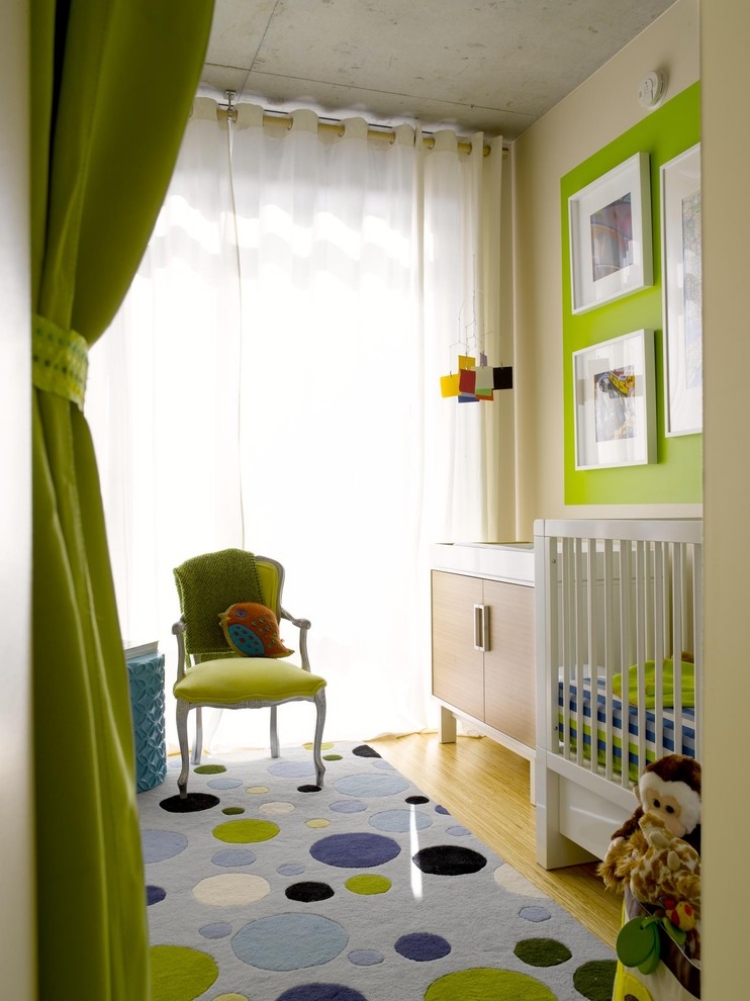 décoration-chambre-bébé-blanc-cassé-vert-anis-tapis-pois