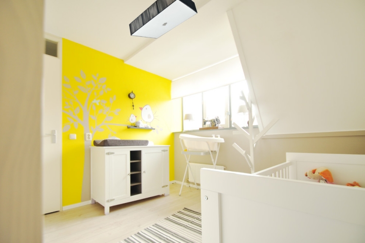 décoration-chambre-bébé-blanche-mur-accent-jaune-fluo-arbre