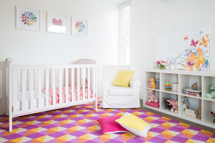 décoration-chambre-bébé-blanche-tapis-tableaux-multicolores