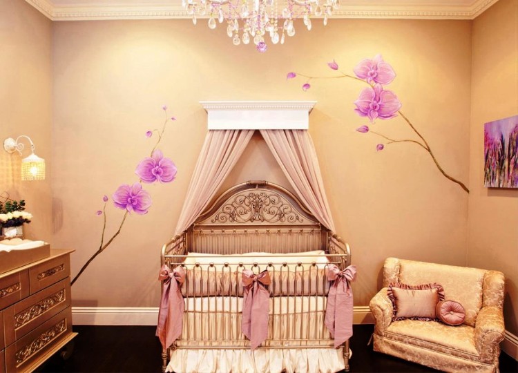 décoration-chambre-bébé-peinture-beige-stickers-lilas-suspension