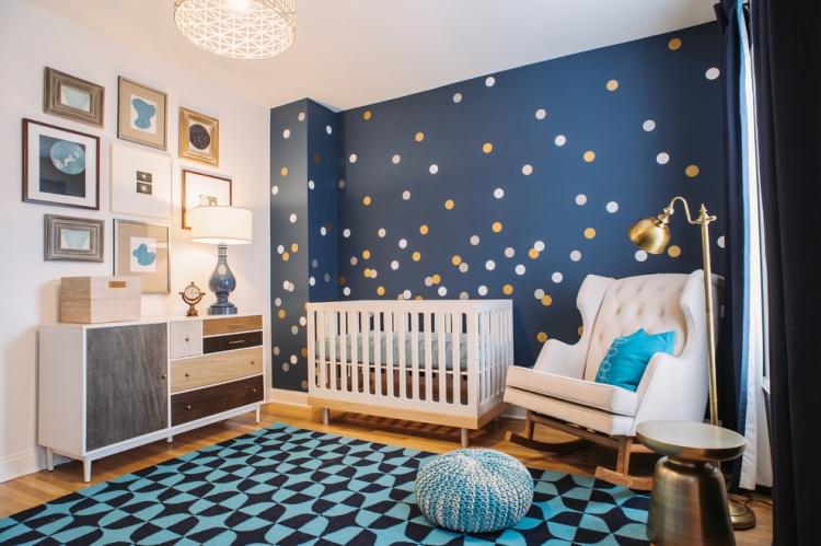 décoration-chambre-bébé-peinture-bleu-pétrole-pois-blanc-jaunes