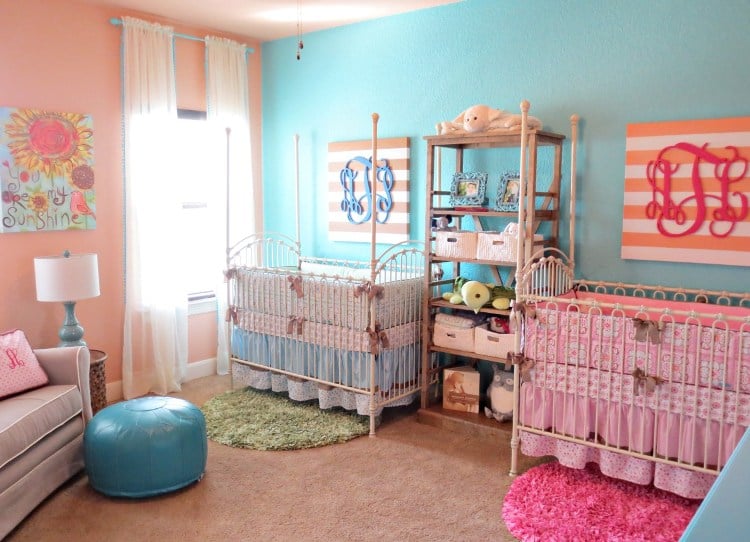 décoration-chambre-bébé-peinture-bleue-mobilier-rose