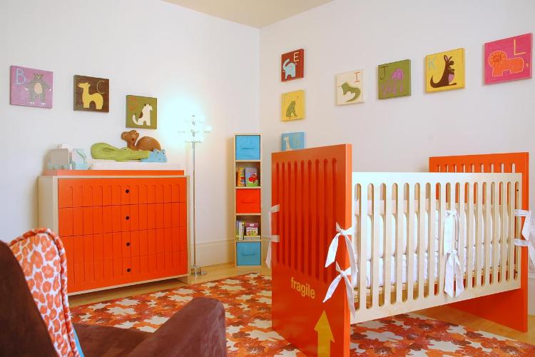 décoration-chambre-bébé-peinture-cadres-décoratifs-colorés