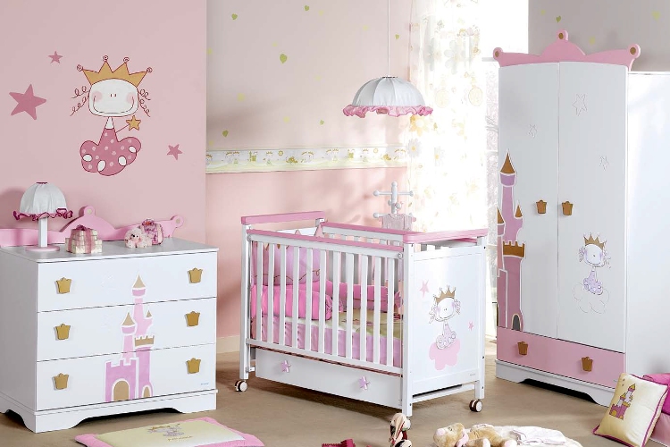 décoration-chambre-bébé-peinture-rose-mobilier-blanc-neige