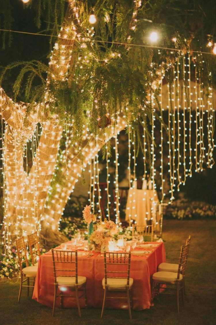 décoration-garden-party-guirlandes-lumineuses-table