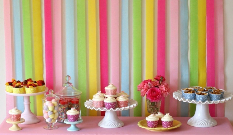 décoration-garden-party-rayure-multicolore-cupcakes