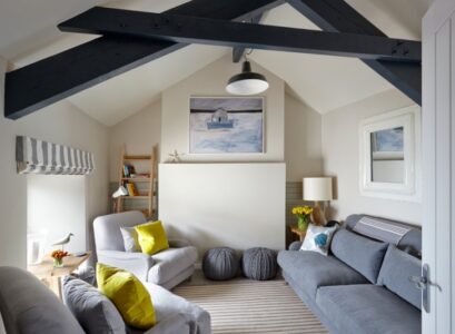 décoration-intérieur-jaune-gris--canape-rembouree-poufs-coussins-suspension