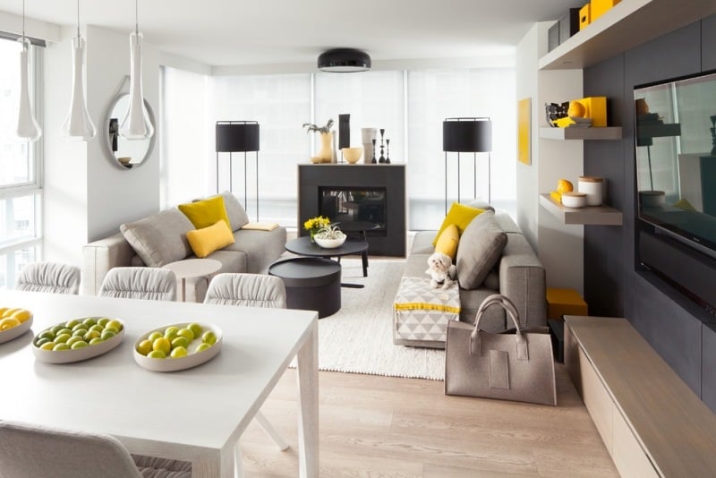 décoration-intérieur-jaune-gris--coussins-canape-rembouree-coin-repas-etageres-murales