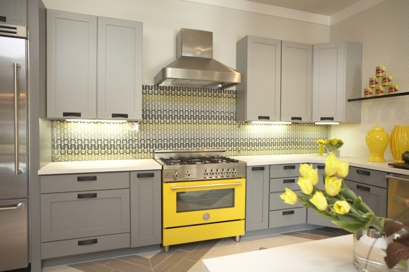 décoration-intérieur-jaune-gris--cuisine-armoire-rangement-four-tulipes