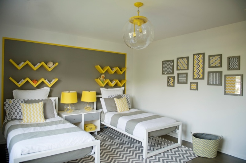 décoration-intérieur-jaune-gris--etageres-murales-lits-jumeeaux-tableaux