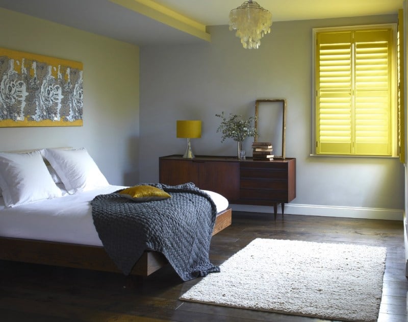 décoration-intérieur-jaune-gris--grand-lit-coussins-tapis-sol-bois-suspension
