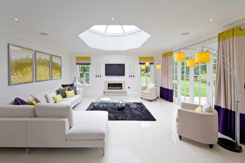 décoration-intérieur-jaune-gris-lampe-sol-tapis-table-verre