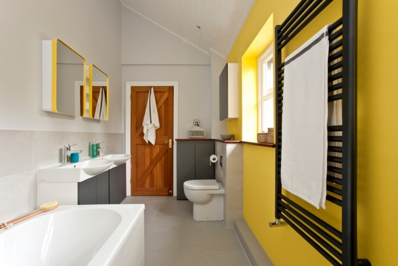 décoration-intérieur-jaune-gris-miroirs-vasque-baignoire-toilettes