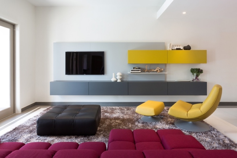 décoration-intérieur-jaune-gris-ottoman-noir-tout-confort