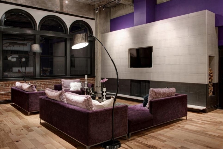 décoration intérieur salon style chic industriel accents violets
