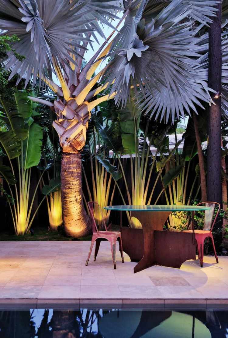 eclairage-de-jardin-coin-repas-table-plateau-verre-palmiers