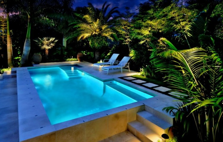 eclairage-de-jardin-piscine-rectangulaire-chaise-longue-palmier