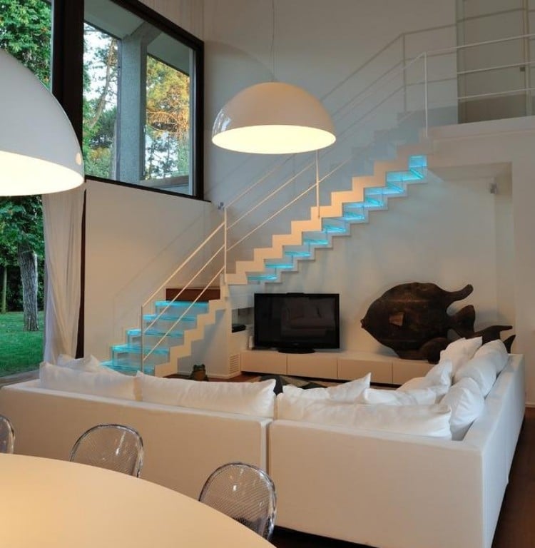 eclairage-escalier-led-indirect-bleu-salle-séjour-blanche