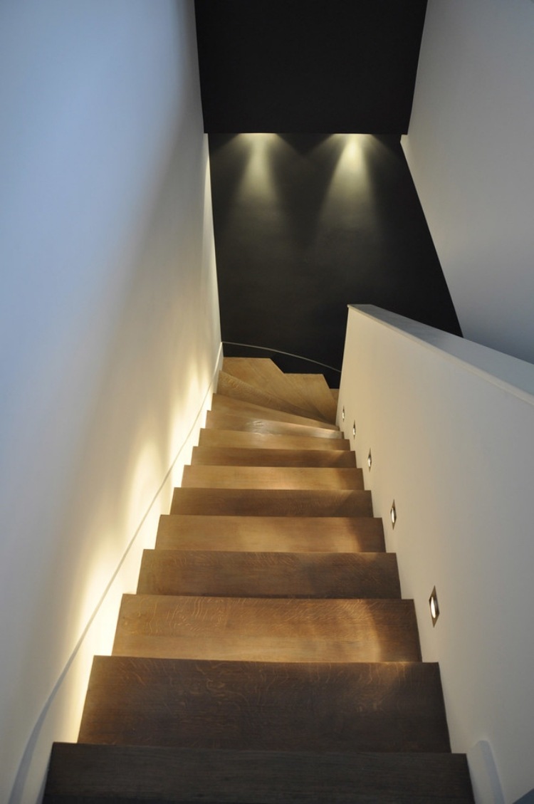 eclairage-escalier-led-indirect-marches-bois-spots-led-encastrés