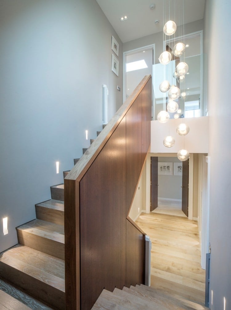 eclairage-escalier-led-spots-led-encastrés-rambarde-bois-suspension-boules éclairage escalier led