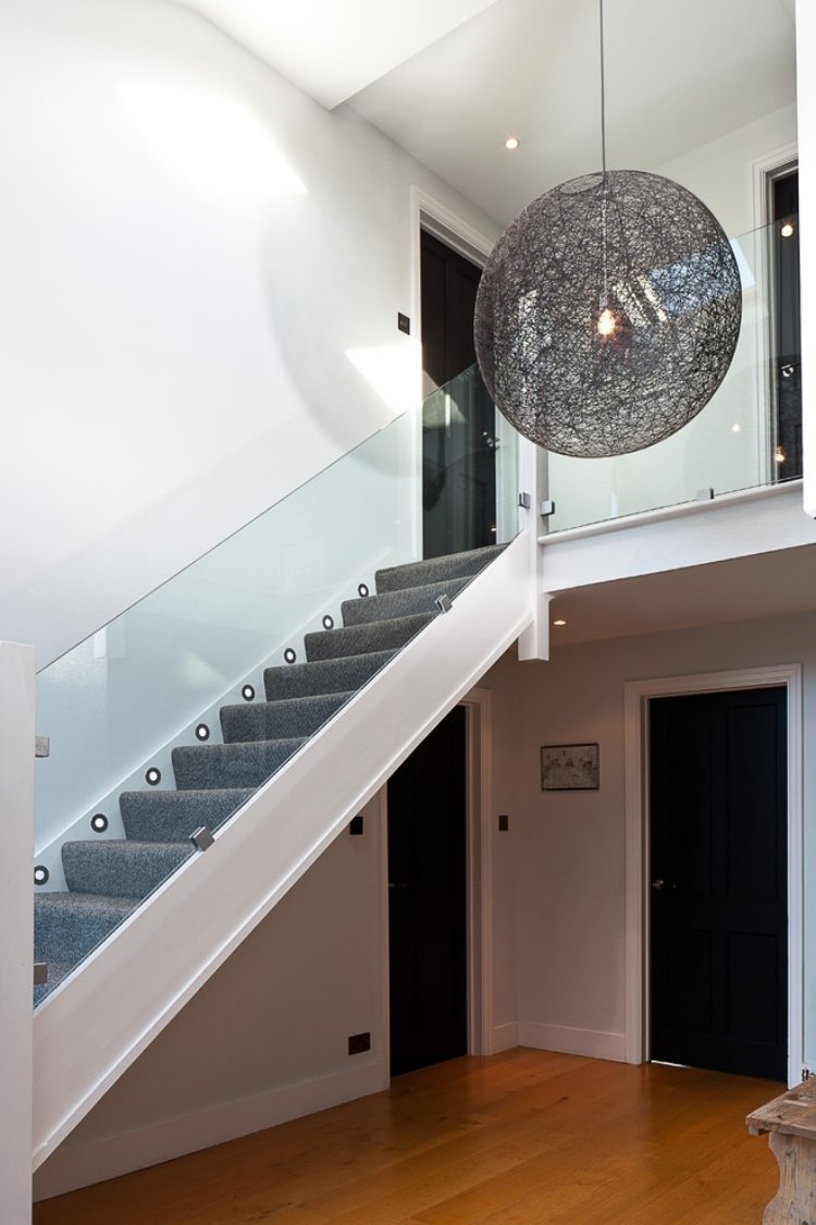 eclairage-escalier-led-spots-mur-encastrables-rambrade-verre-suspension-boule