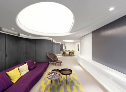 eclairage-plafond--canape-droit-tapis-jaune-gris-spots-encastres-table-rond