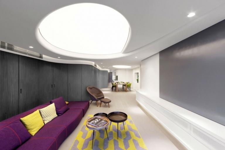 éclairage plafond canape-droit-tapis-jaune-gris-spots-encastres-table-rond