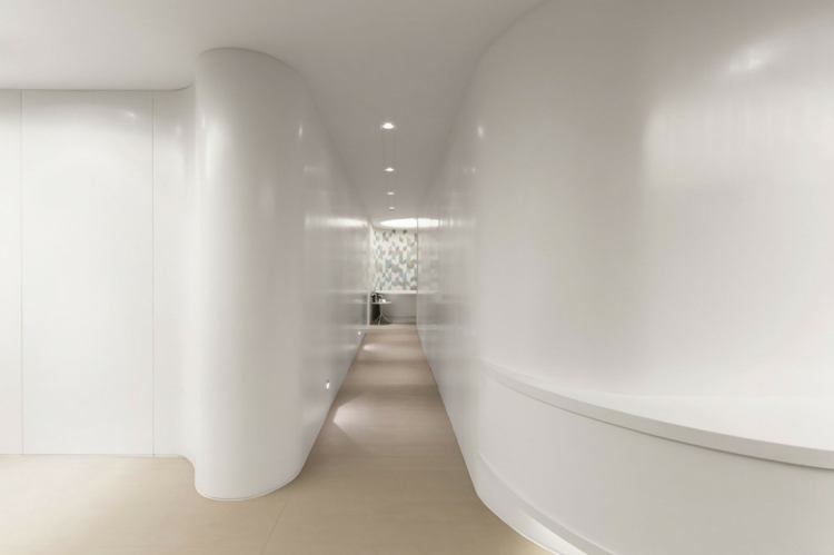 eclairage-plafond-spots-encastres-couloir-blanc