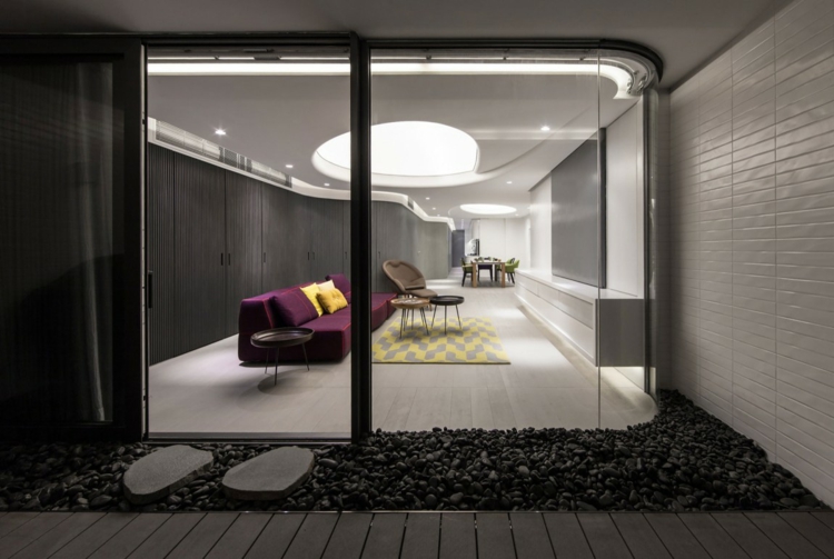 eclairage-plafond--tapis-canape-droit-violet-table-basse-ronde